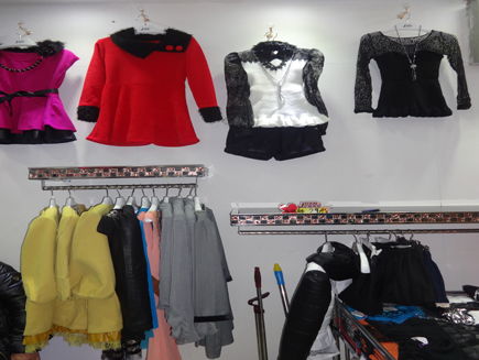 長春市中東的市場內(nèi)有一營業(yè)中精品女裝出兌